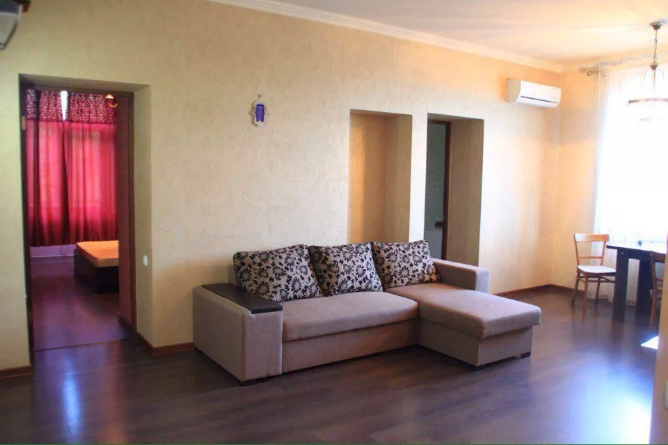 Сдается трехкомнатная квартира в г.Сухум.